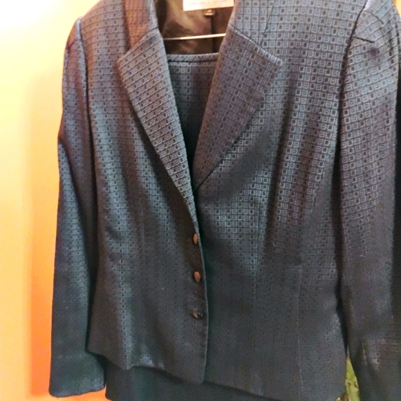 Tahari lined suit. Gorgeous pleats in back. Blueish/teal and black 🖤 - Picture 3 of 8